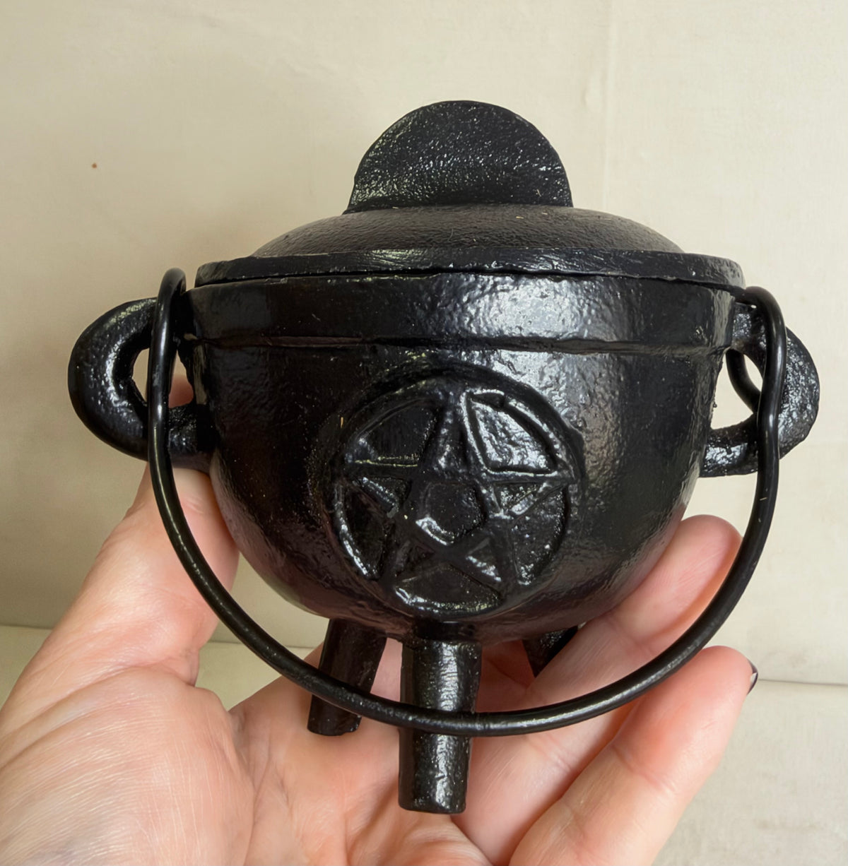 Cast Iron Pentacle Cauldron with Lid – Witch & Altar Décor
