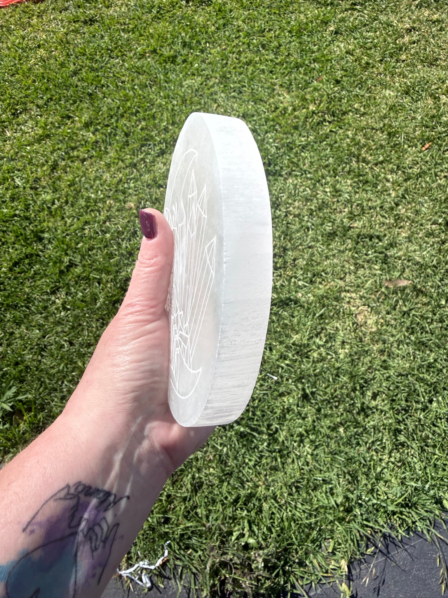 Selenite Engraved Charging Plate ā Moon & Crystal Design (15cm)