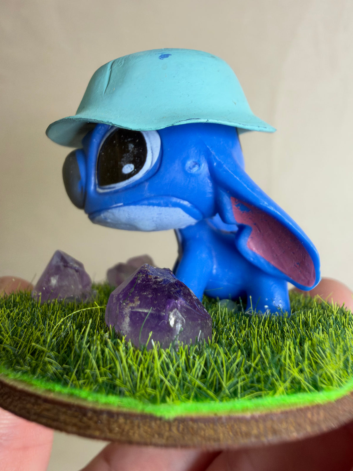 Bucket Hat Stitch Amethyst Mini Crystal Garden – 4cm