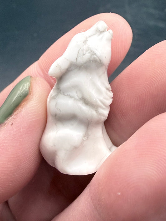 Howlite Wolf Carving – 3.2cm