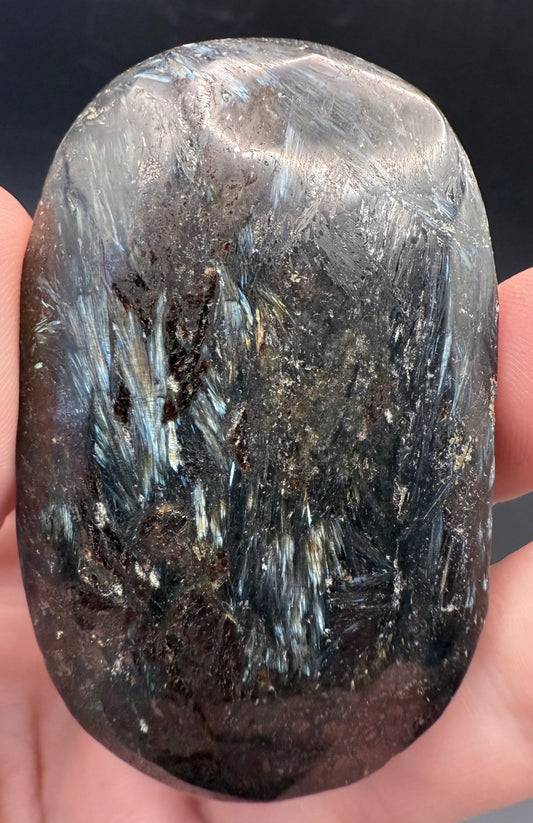 Arfvedsonite Palm Stone – 6cm