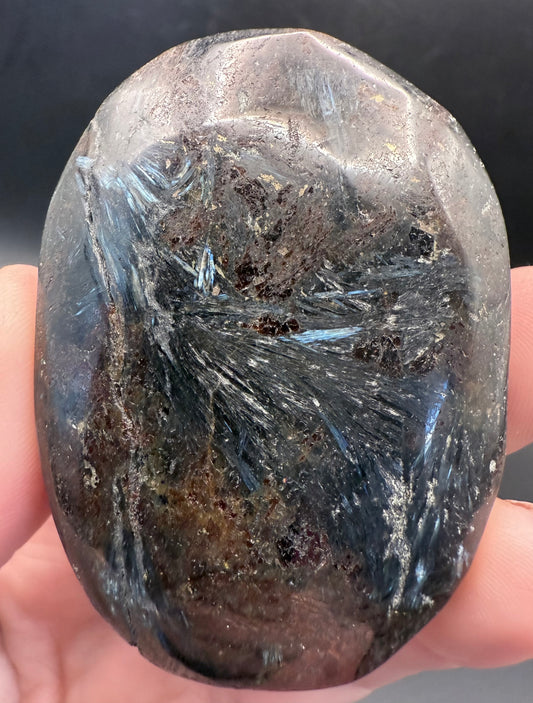 Arfvedsonite Palm Stone – 6cm