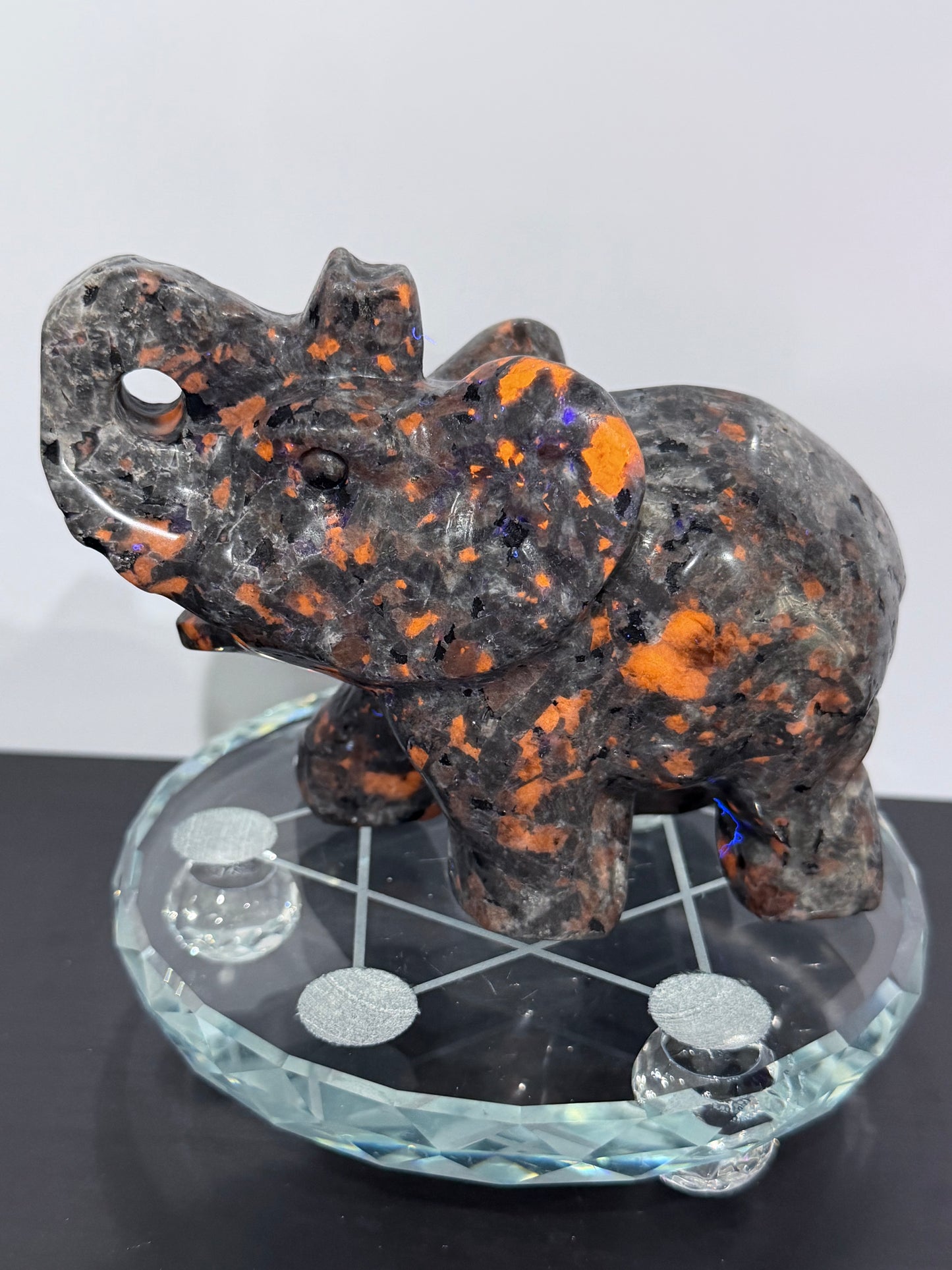 Yooperlite Elephant Carving – UV Reactive B - 562g 12cm