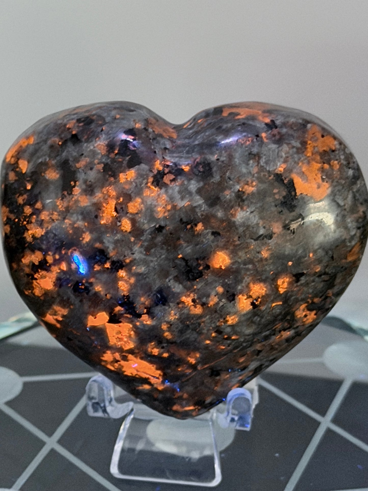 Yooperlite UV Reactive Heart – 160g - 6.4cm