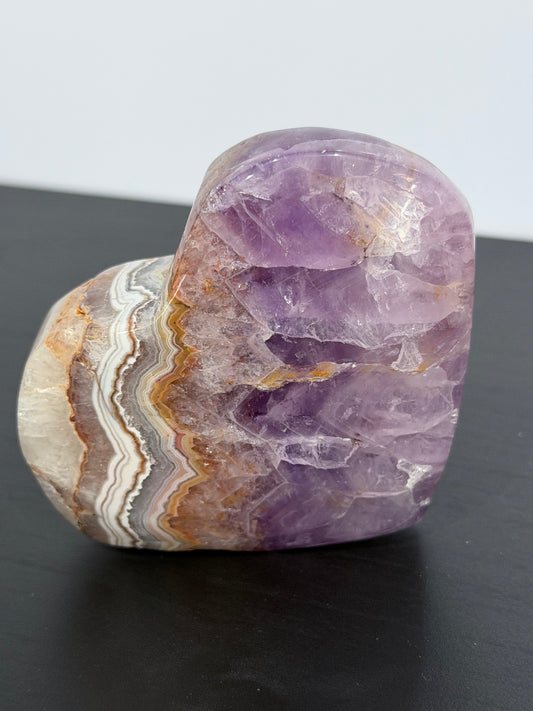 💜 Amethyst with Agate Banding Free-Standing Stone – 8 × 6.7 cm | 190 g A