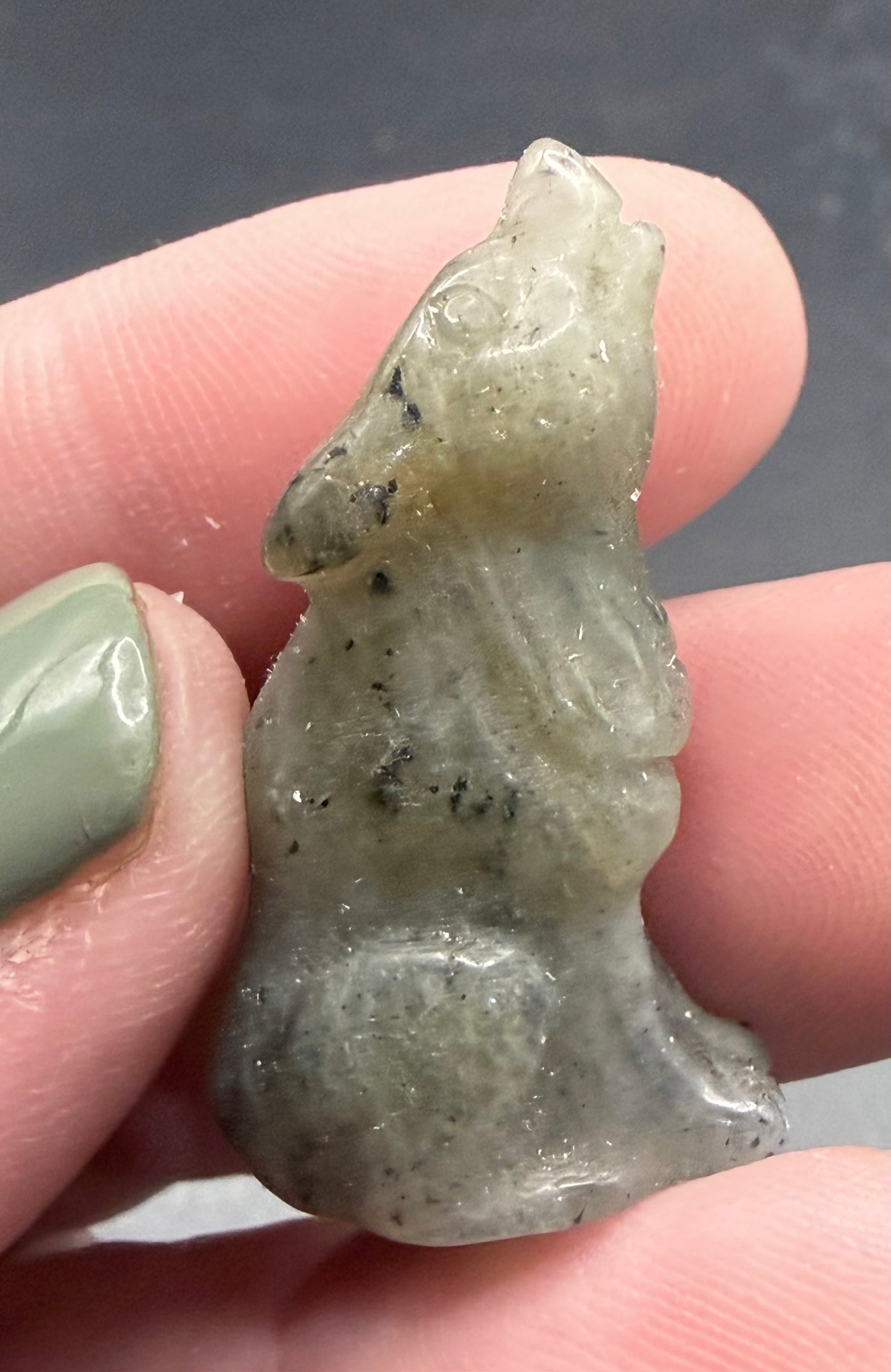 Labradorite Wolf Carving ā 3.2cm