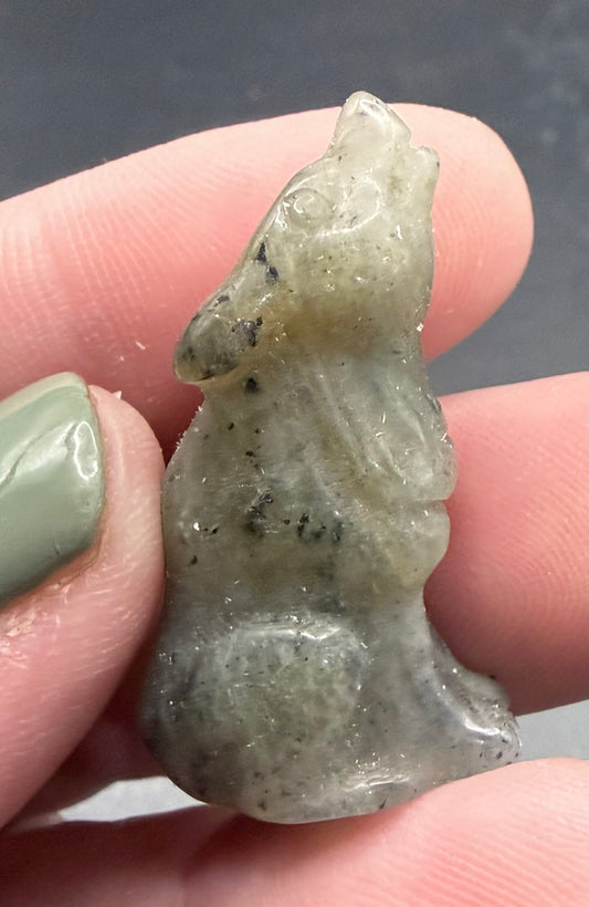 Labradorite Wolf Carving – 3.2cm