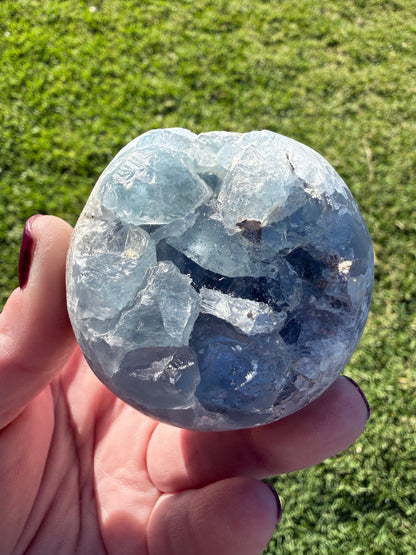 Celestite Druzy Sphere – 435 g | 6.1 cm