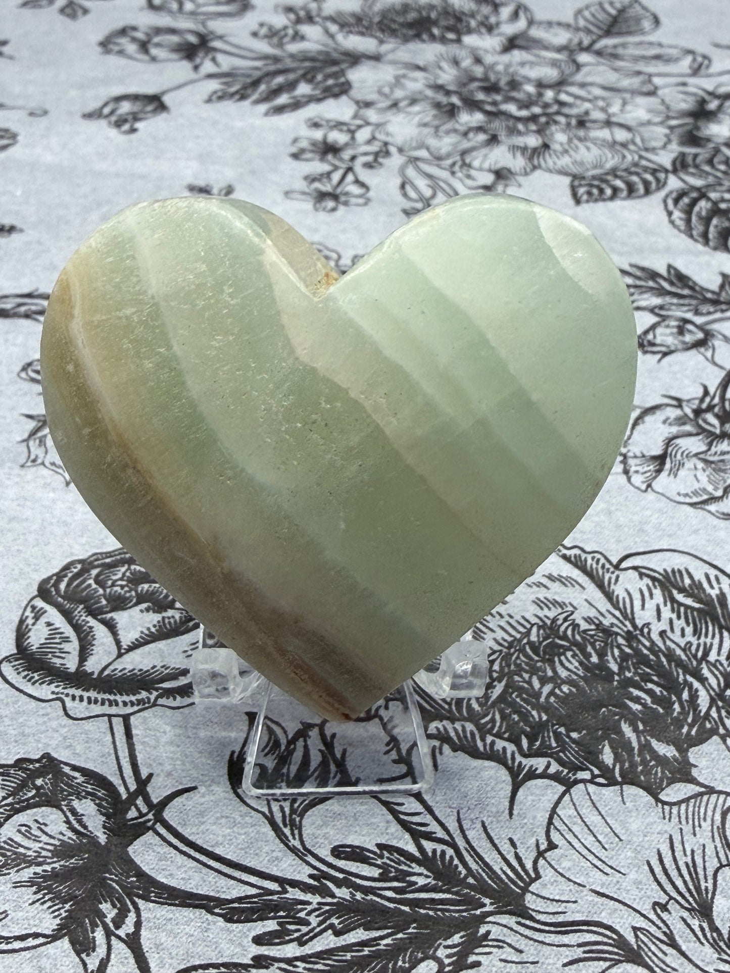 Green Onyx (Banded Calcite) Self-Standing Heart – 100g (5.7 x 6cm)