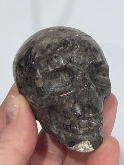 Yooperlite Crystal Skull – UV Reactive Glow | 6cm