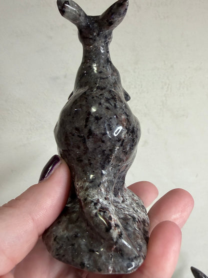 Yooperlite Kangaroo Crystal Carving – 10cm