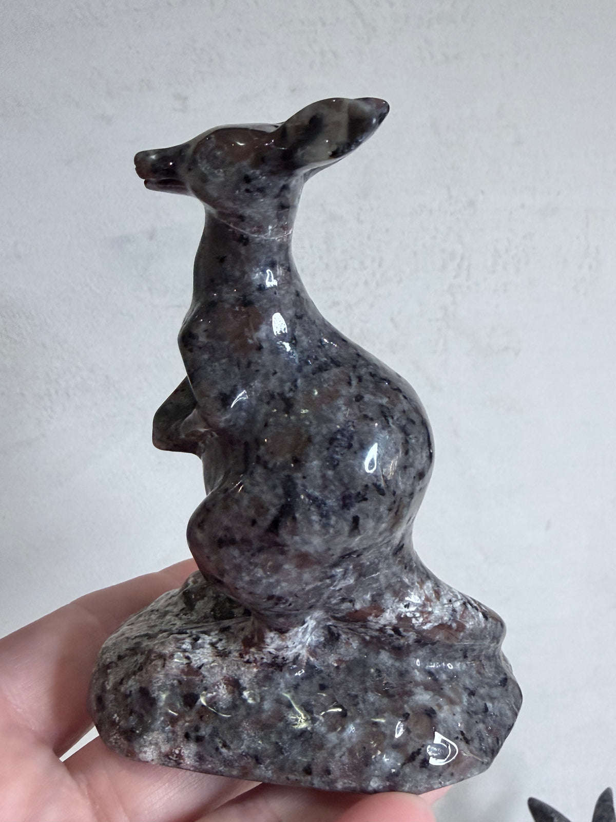 Yooperlite Kangaroo Crystal Carving – 10cm