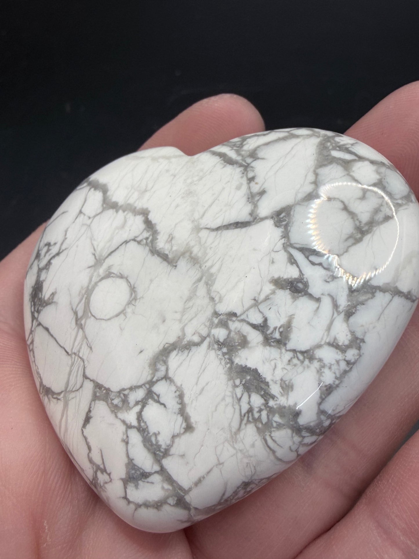 Howlite Heart – 91g (6.5 × 5 cm)