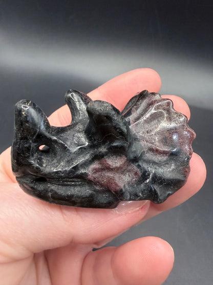 Garnet in Schist Triceratops – Crystal Carving (5cm)