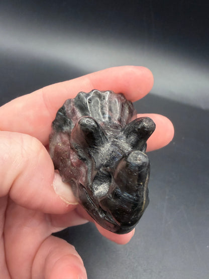 Garnet in Schist Triceratops – Crystal Carving (5cm)