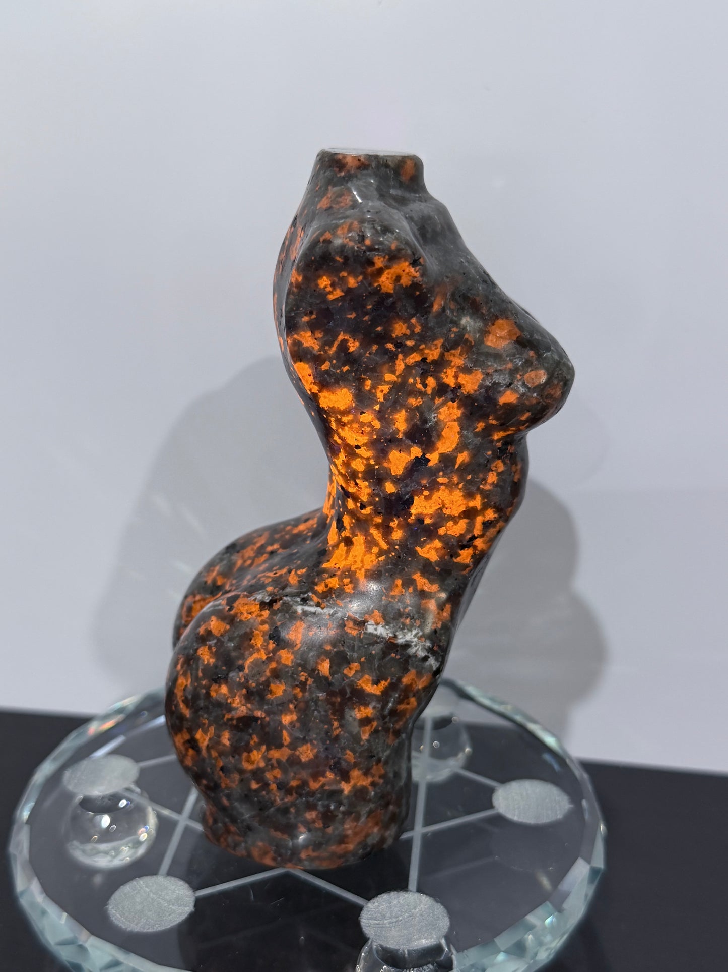 Yooperlite Goddess Torso – UV Reactive - 562g 12cm