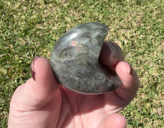 Labradorite Crescent Moon – 60g / 4.7cm