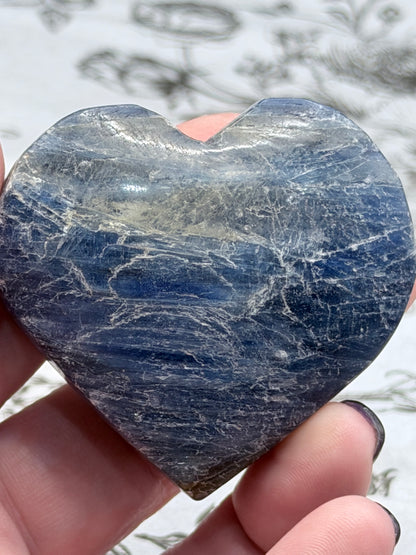 Kyanite Heart (Self-Standing) – 5.8 x 5.1cm | 105g