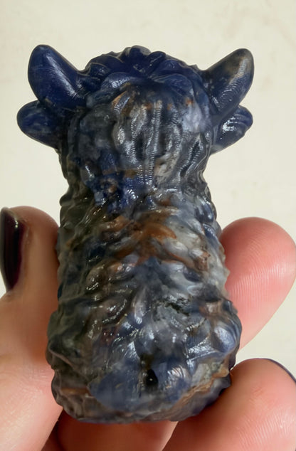 Highland Cow Sodalite Carving – 5–6 cm