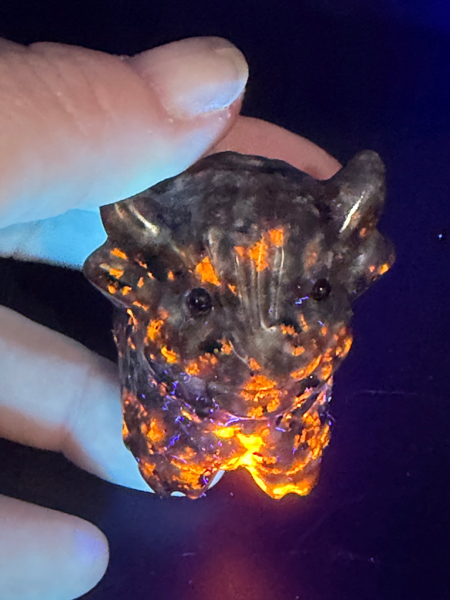 Yooperlite Highland Cow – UV Reactive Crystal Carving (5.5cm)