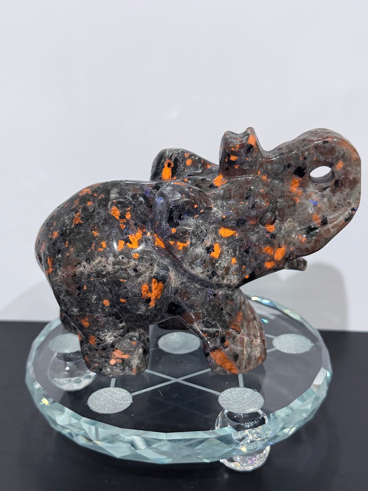 Yooperlite Elephant Carving – UV Reactive A - 562g 12cm