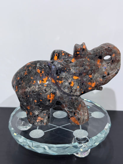 Yooperlite Elephant Carving – UV Reactive A - 562g 12cm