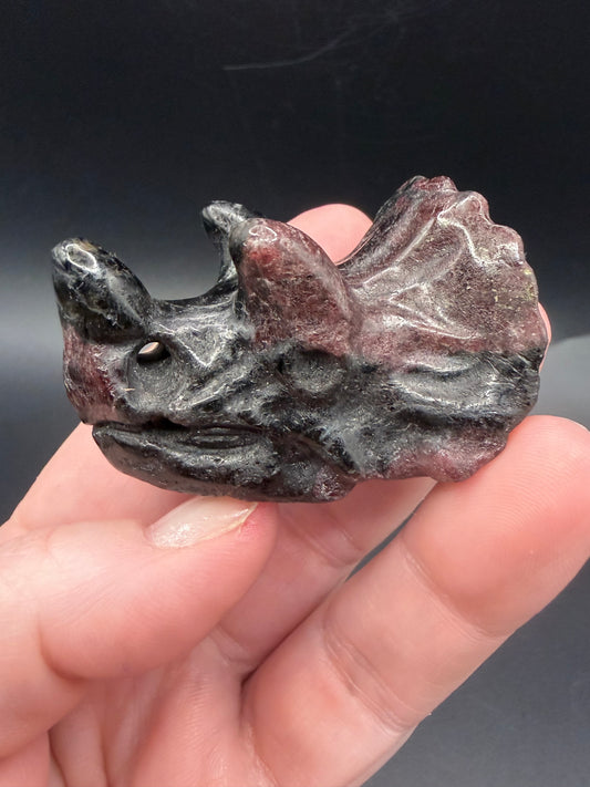 Garnet in Schist Triceratops – Crystal Carving (5cm)