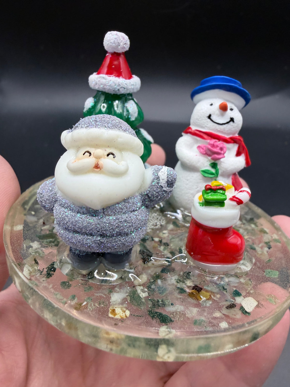 Christmas Scene with Stone Chip Resin Base – 8 cm
