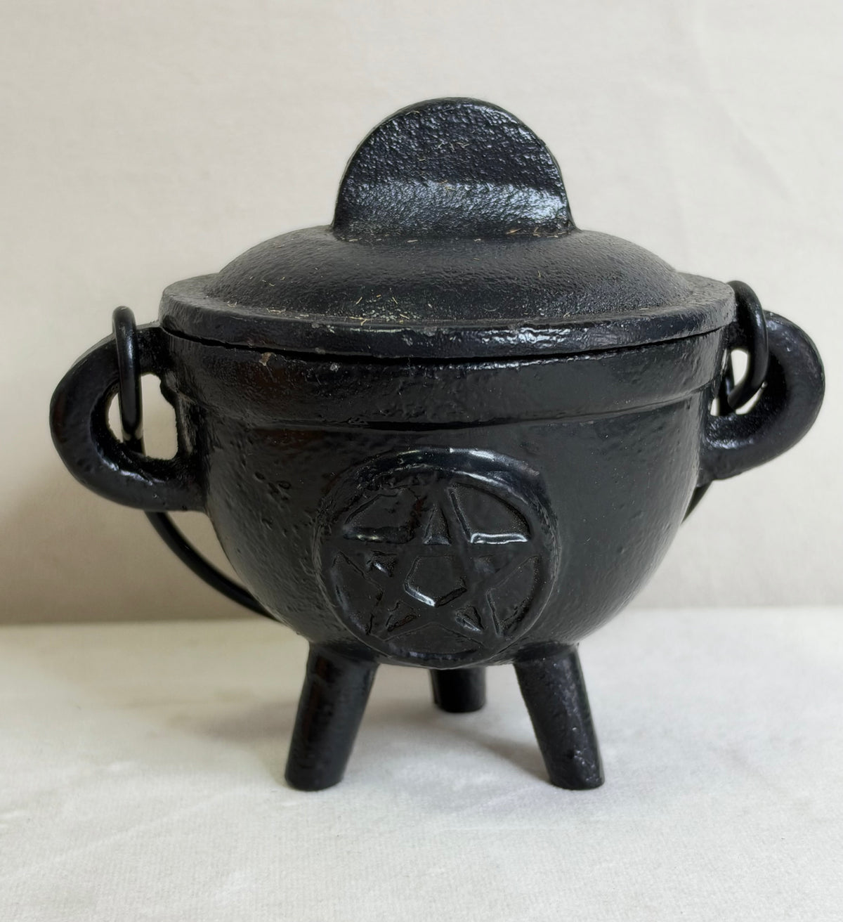 Cast Iron Pentacle Cauldron with Lid – Witch & Altar Décor
