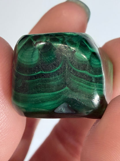 Malachite Tumble Stone – Natural Banded Patterns E -