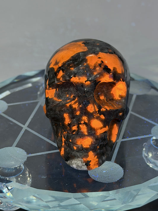 Yooperlite Crystal Skull – UV Reactive Glow | 6cm