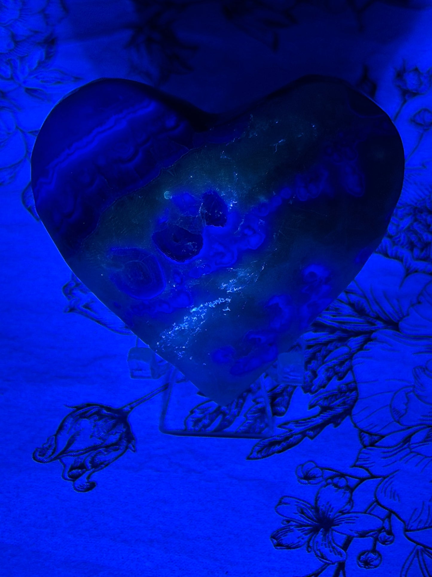 Fluorite in Matrix Heart – UV Reactive 
100g | 6 x 5.6cm