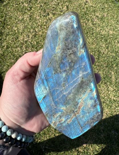 Flashy Labradorite Freeform – 685g - Crystal wonderland By Lisa