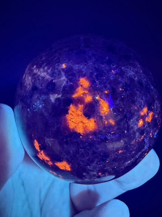 Yooperlite Sphere – UV Reactive Orange Glow 6.3cm