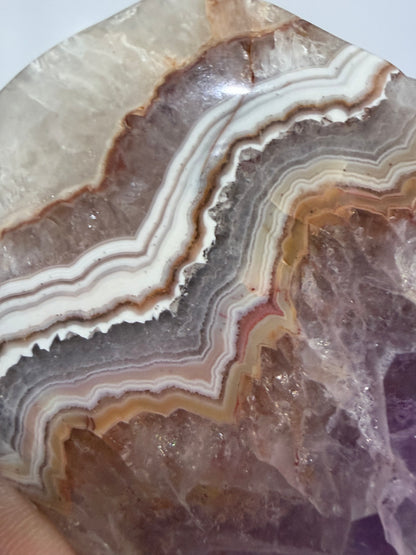 💜 Amethyst with Agate Banding Free-Standing Stone – 8 × 6.7 cm | 190 g A