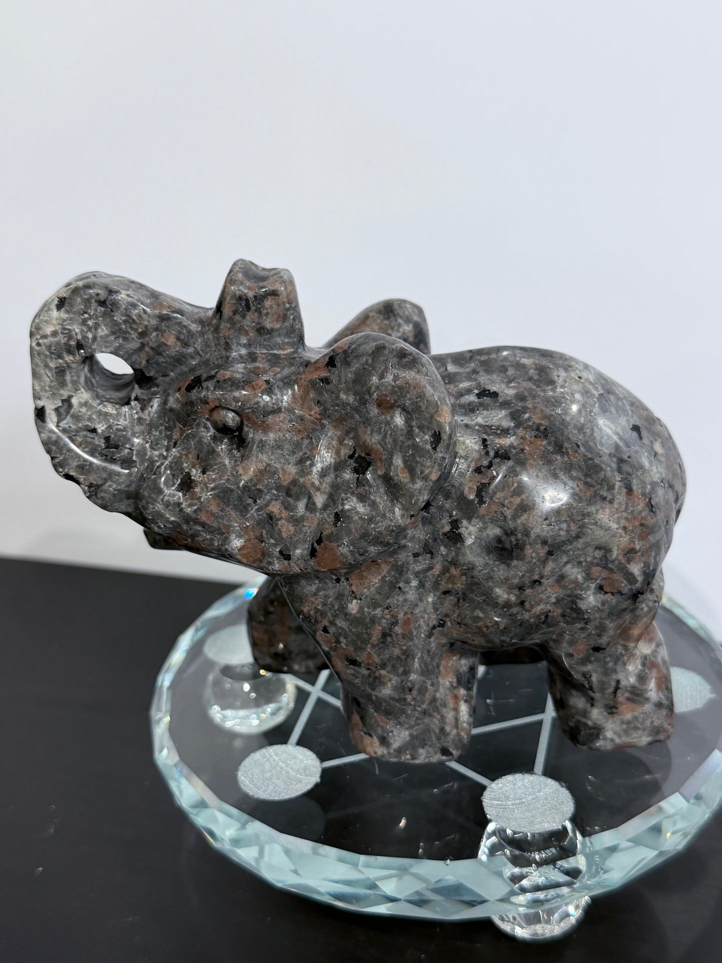Yooperlite Elephant Carving – UV Reactive B - 562g 12cm