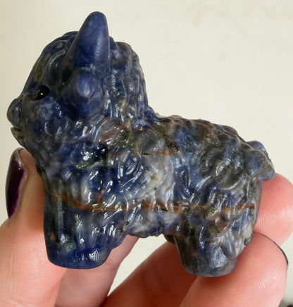 Highland Cow Sodalite Carving – 5–6 cm