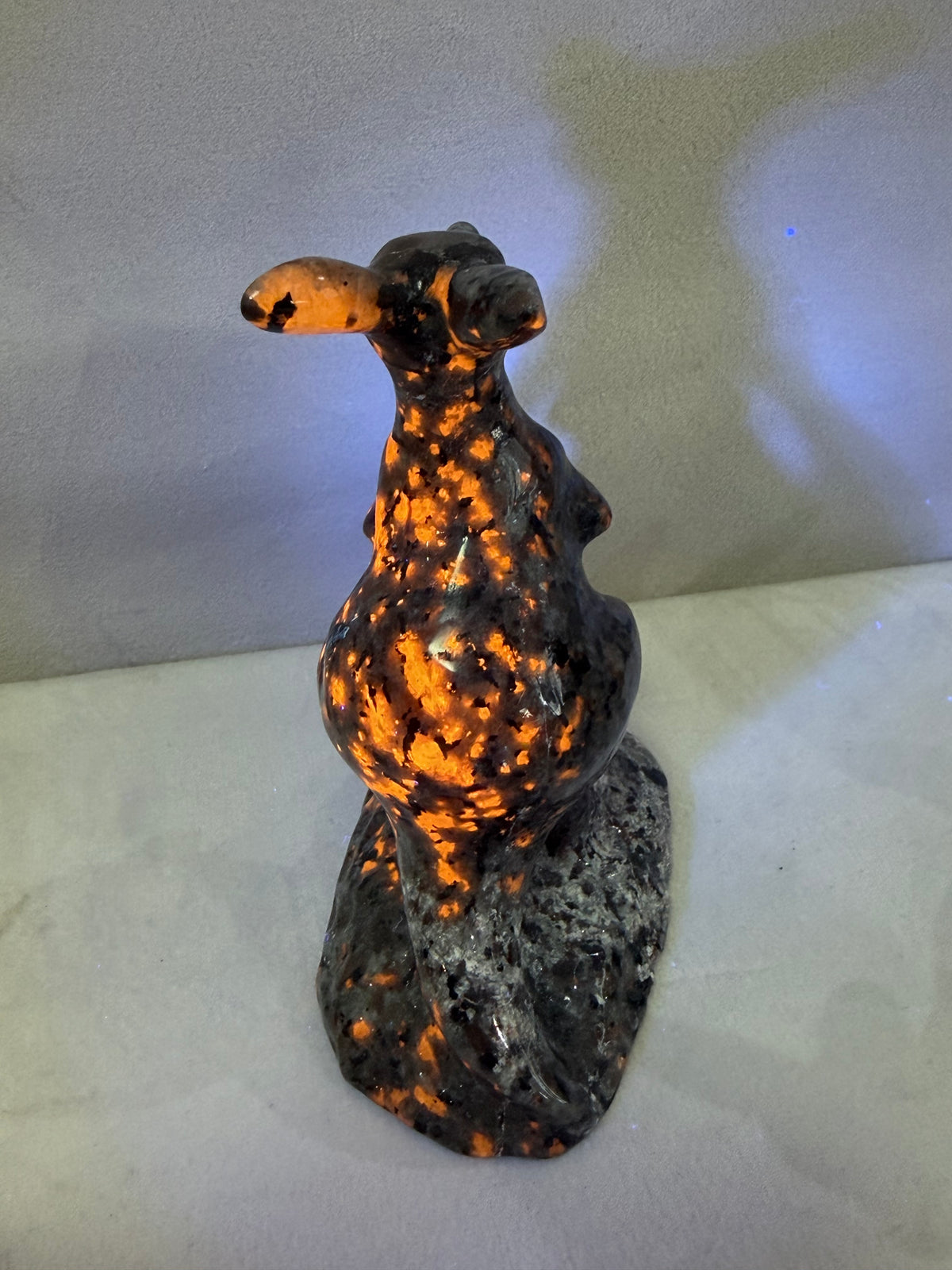 Yooperlite Kangaroo Crystal Carving – 10cm