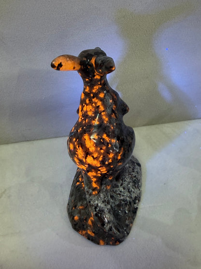 Yooperlite Kangaroo Crystal Carving – 10cm