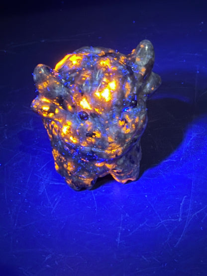 Yooperlite Highland Cow – UV Reactive Crystal Carving (5.5cm)