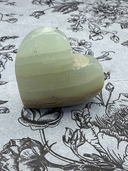 Green Onyx (Banded Calcite) Self-Standing Heart – 100g (5.7 x 6cm)