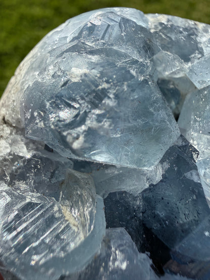 Celestite Druzy Sphere – 435 g | 6.1 cm