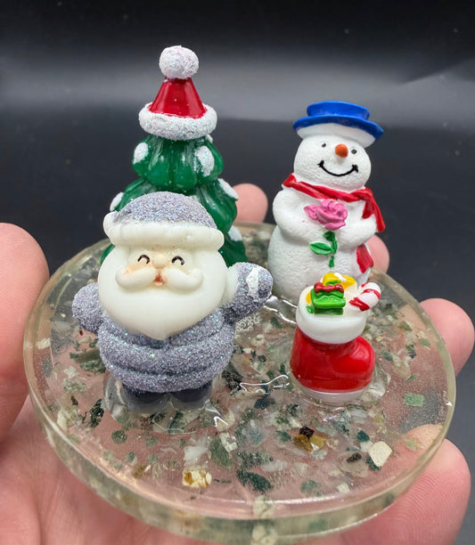 Christmas Scene with Stone Chip Resin Base – 8 cm