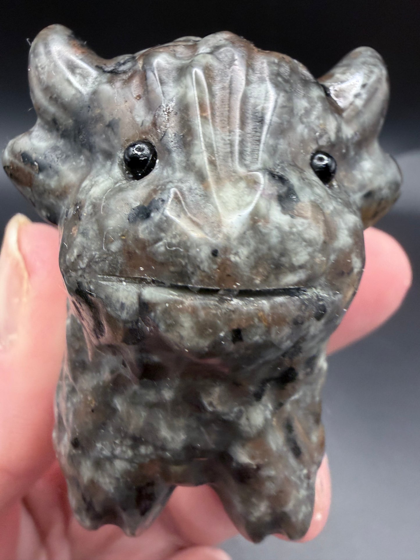 Yooperlite Highland Cow – UV Reactive Crystal Carving (5.5cm)