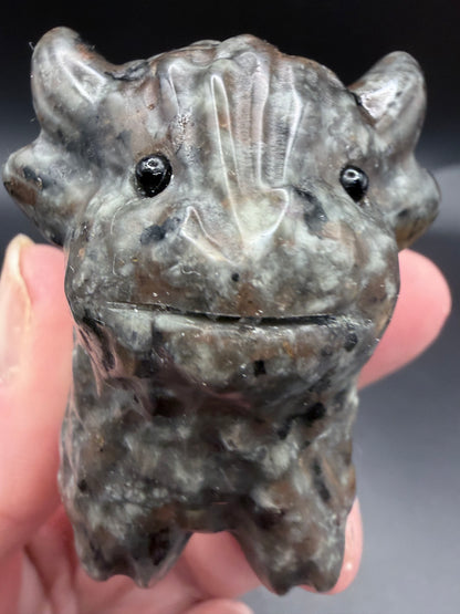 Yooperlite Highland Cow – UV Reactive Crystal Carving (5.5cm)