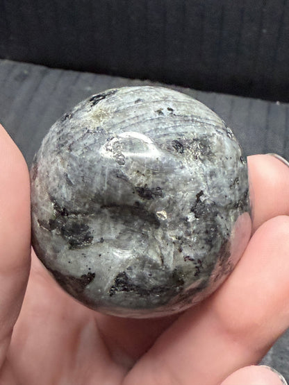 Larvikite Apple Carving 🍏🖤 (4.5cm)