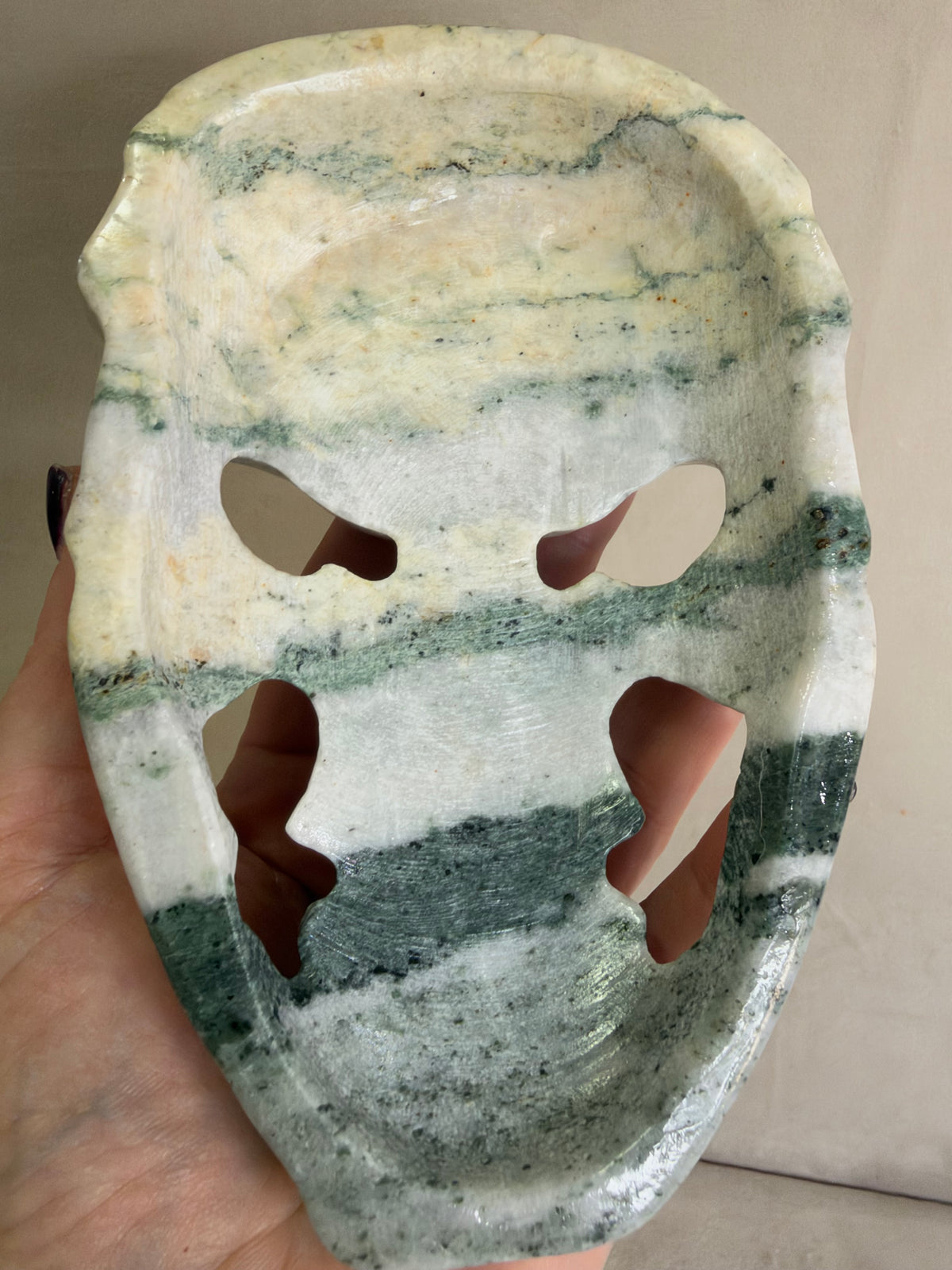 Serpentine Skull Mask Carving with Stand – Green & Cream – 14.5 cm
