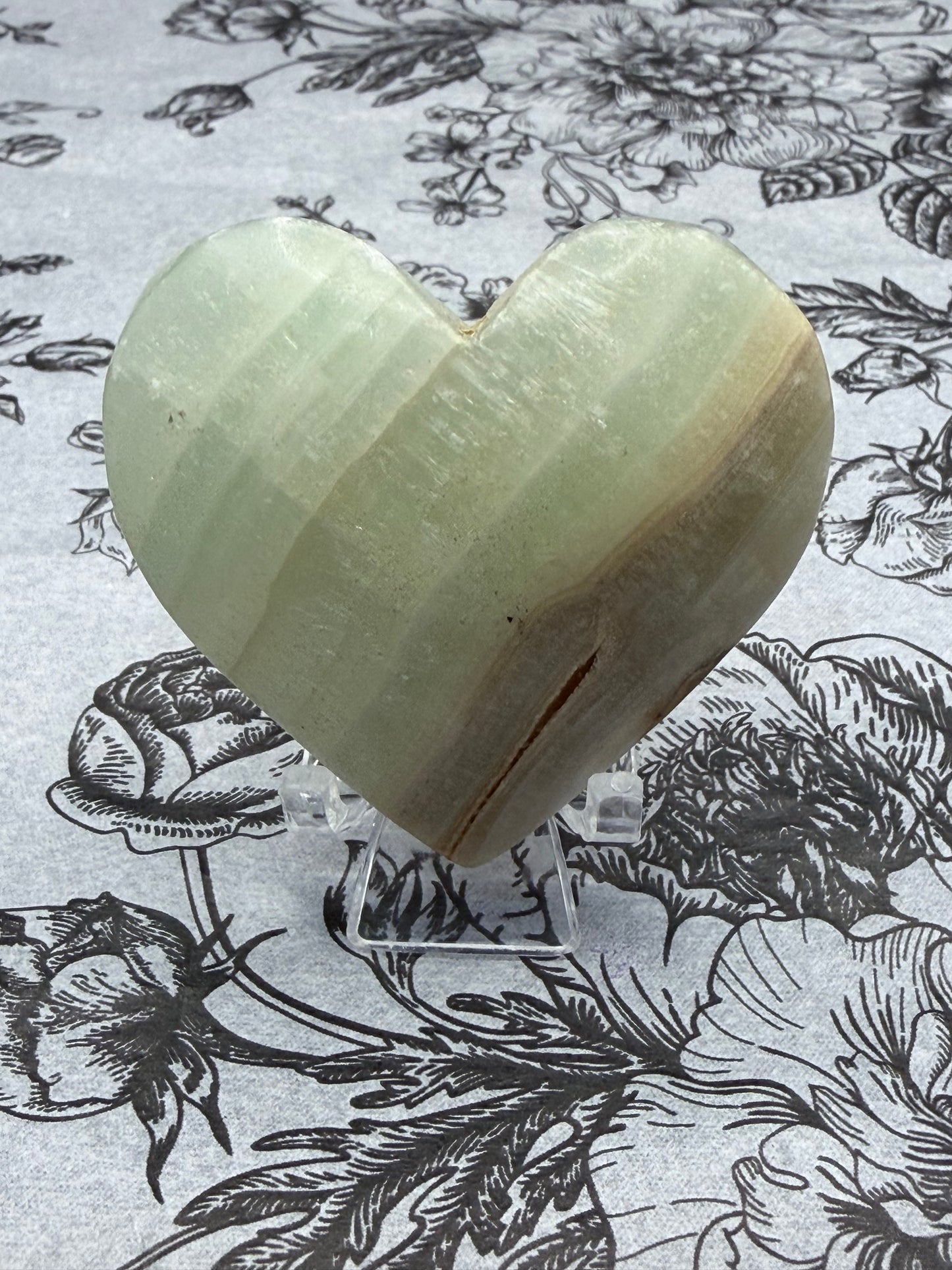 Green Onyx (Banded Calcite) Self-Standing Heart – 100g (5.7 x 6cm)