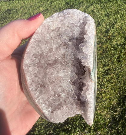 Amethyst Geode – 875 g (11 × 7.6 cm)