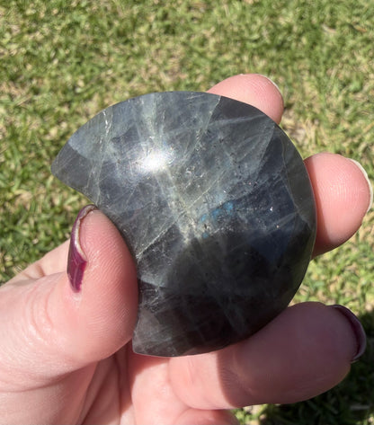 Labradorite Crescent Moon – 62g / 4.7cm